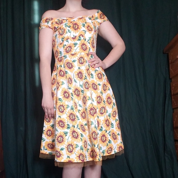v fashion Dresses & Skirts - 🦋3for$22 White Sunflower Dress